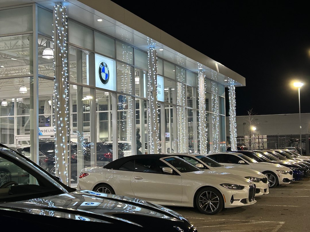 Belle installation de lumières de Noël commercial à Blainville, Qc.